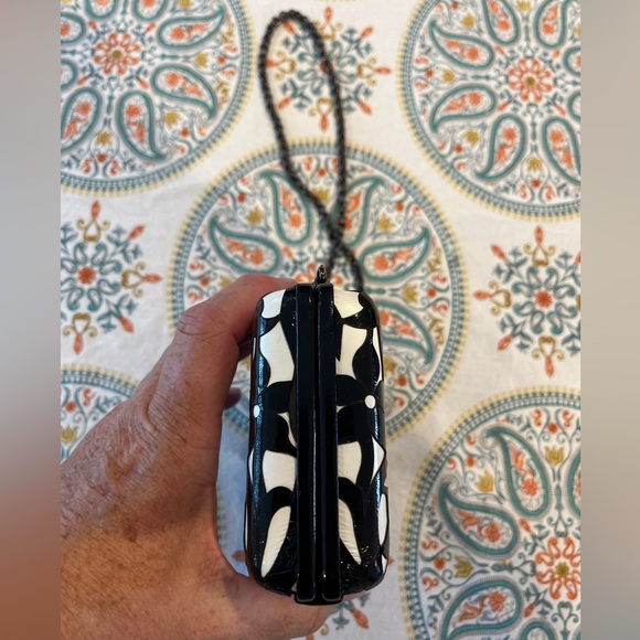 MARY NORTON LADIES BLACK WHITE FLOWERS HARD SHELL CHAIN CLUTCH/HAND BAG-VINTAGE! - Picture 3 of 9